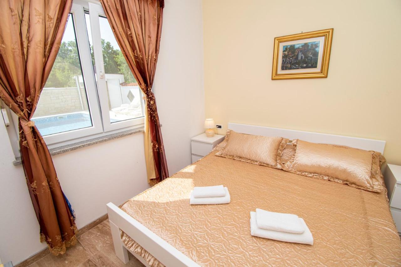 Apartments With Pool In Pula,Croatia Esterno foto